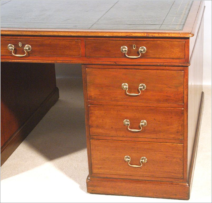 1033 Right hand pedestal